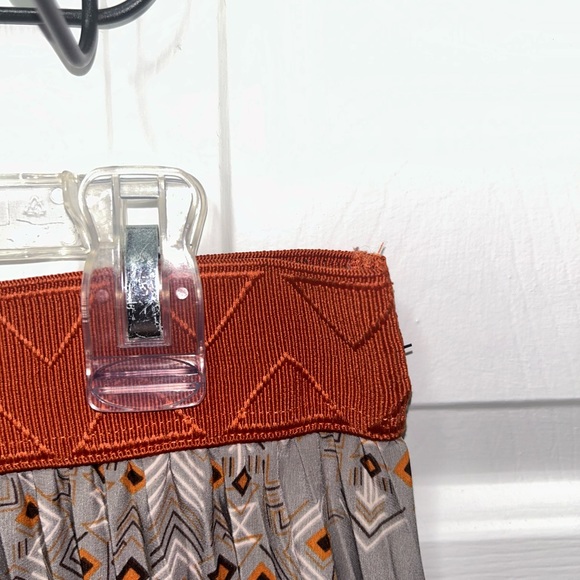 LulaRoe Neutral Colored Pleated Skirt Size XL - Picture 3 of 5